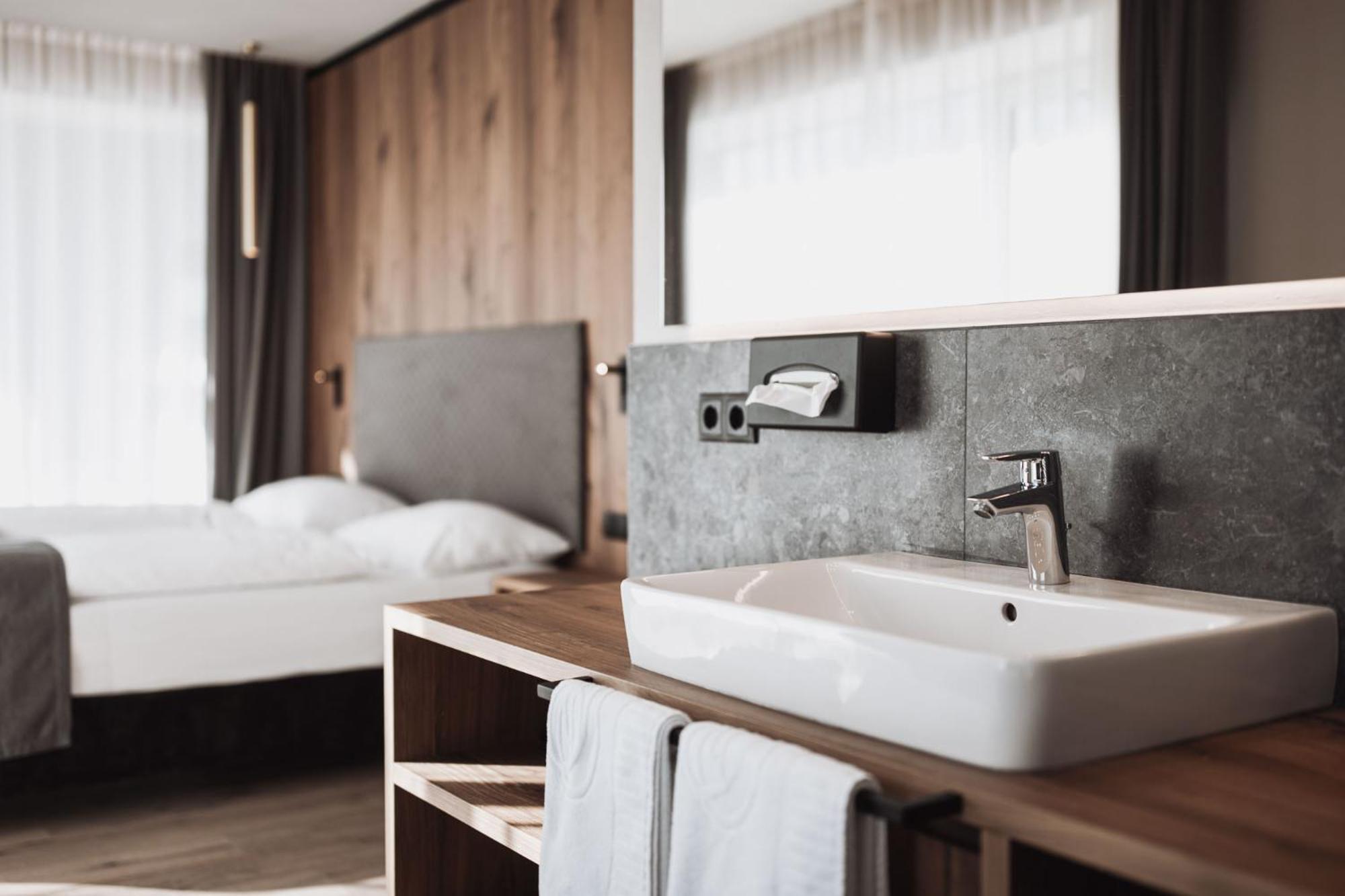 Hotel Montis - Active Nature Spa Брунико Экстерьер фото